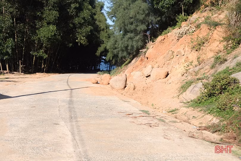 Mối nguy sạt lở trên tuyến đường quốc phòng ven biển ở Hà Tĩnh