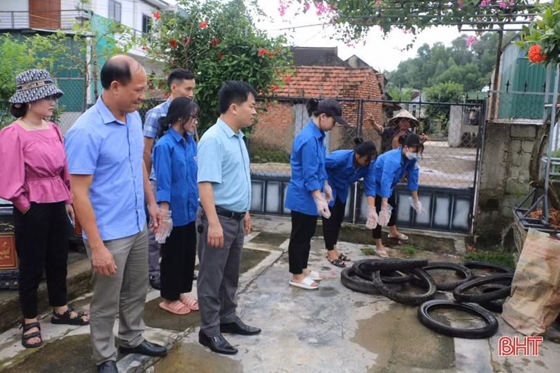 Ra quân thu gom phế thải, vệ sinh môi trường, phòng chống dịch sốt xuất huyết