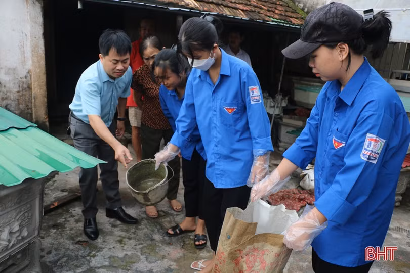 Ra quân thu gom phế thải, vệ sinh môi trường, phòng chống dịch sốt xuất huyết