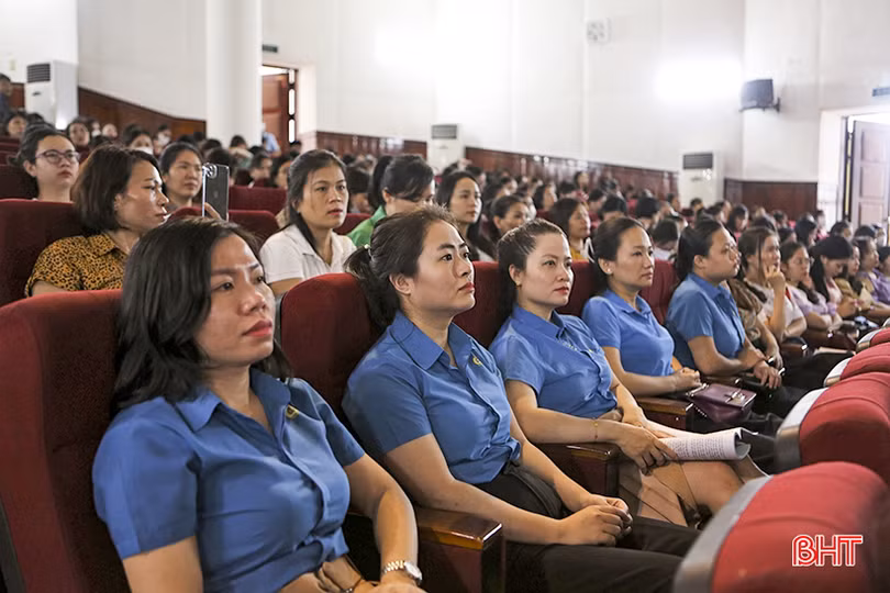 750 đoàn viên Công đoàn Viên chức Hà Tĩnh được tư vấn phương pháp dạy con trong đời sống hiện đại