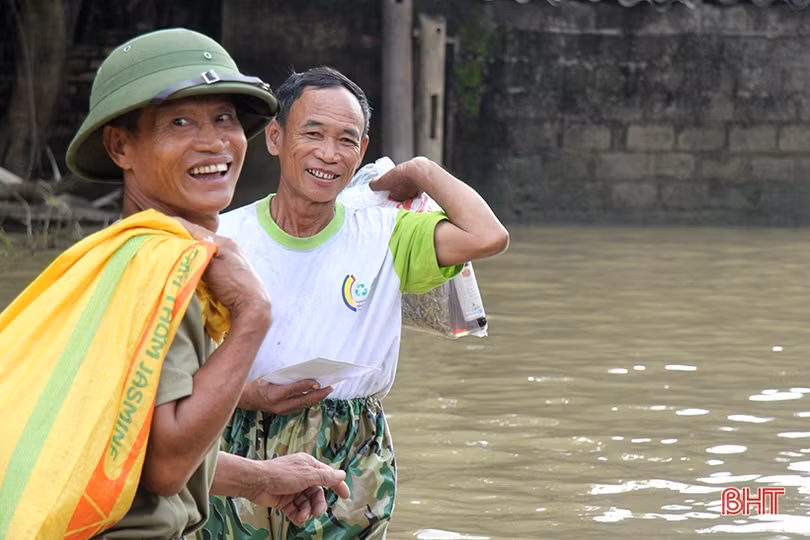Trao 334 suất quà hỗ trợ người dân “ốc đảo” Hồng Lam