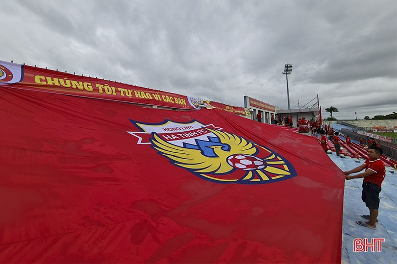 Cổ động viên cổ vũ đội nhà trước trận “derby xứ Nghệ”