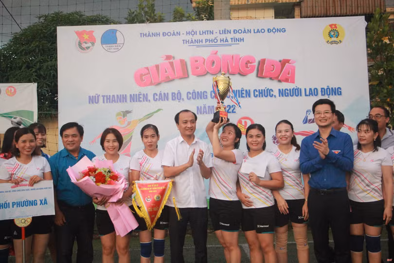 Đội liên quân phường xã vô địch Giải Bóng đá nữ TP Hà Tĩnh 