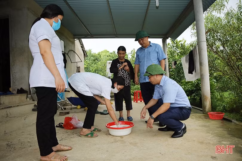 Chủ động xử lý môi trường sau khi nước lũ rút