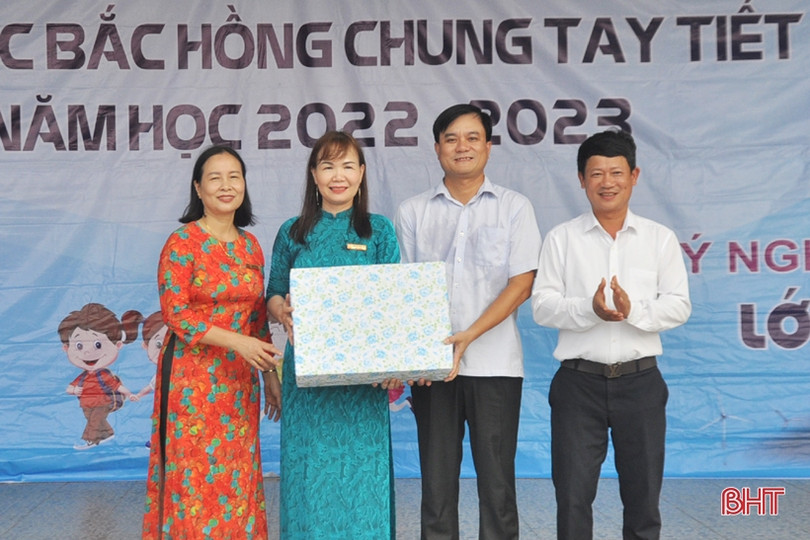 Gần 1.200 học sinh tiểu học ở Hà Tĩnh học cách tiết kiệm điện