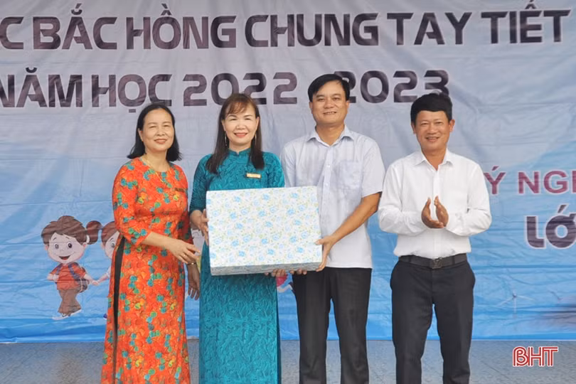 Gần 1.200 học sinh tiểu học ở Hà Tĩnh học cách tiết kiệm điện