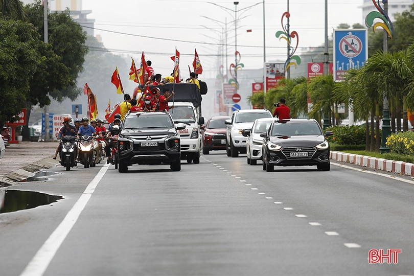 Cổ động viên cổ vũ đội nhà trước trận “derby xứ Nghệ”