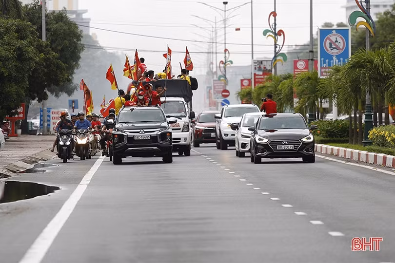 Cổ động viên cổ vũ đội nhà trước trận “derby xứ Nghệ”