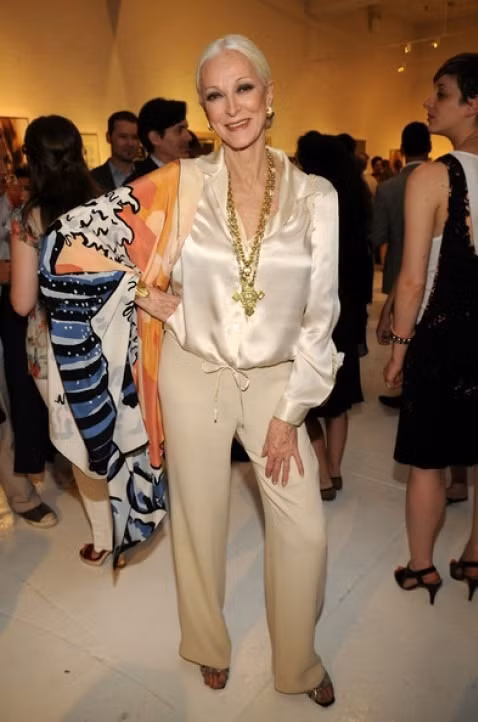 Gu mặc thanh lịch của siêu mẫu 91 tuổi