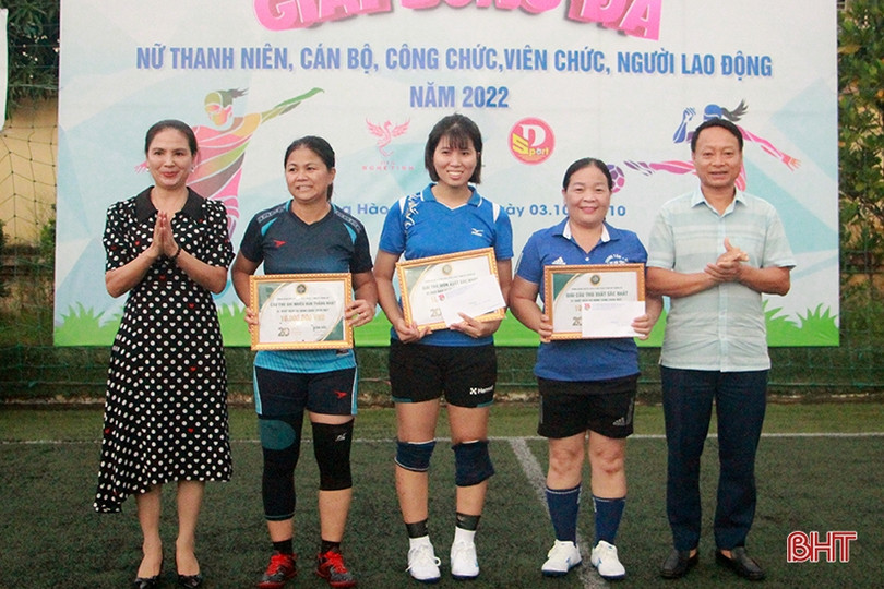 Đội liên quân phường xã vô địch Giải Bóng đá nữ TP Hà Tĩnh