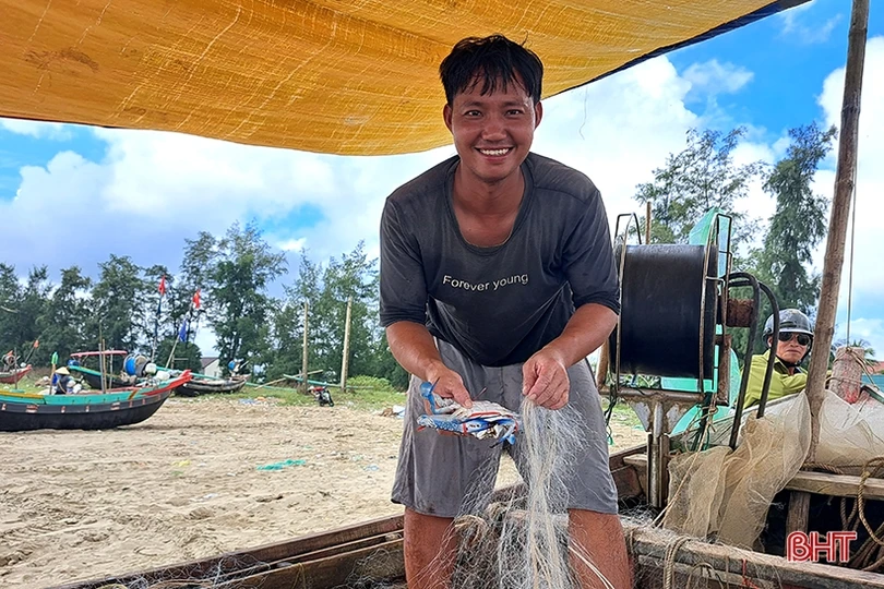 Ngư dân Xuân Yên vui mừng trúng ghẹ sau ngày biển động