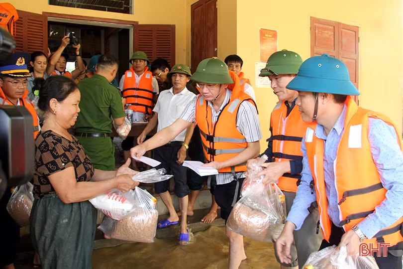 Trao 334 suất quà hỗ trợ người dân “ốc đảo” Hồng Lam