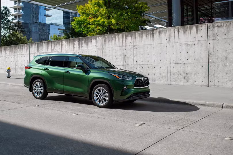 Toyota Highlander Turbo 2023 chốt giá từ 36.420 USD