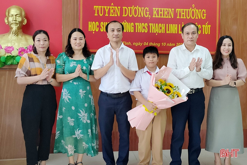 Chủ tịch UBND tỉnh Hà Tĩnh tặng bằng khen nam sinh nhặt được hơn 51 triệu đồng trả người đánh mất