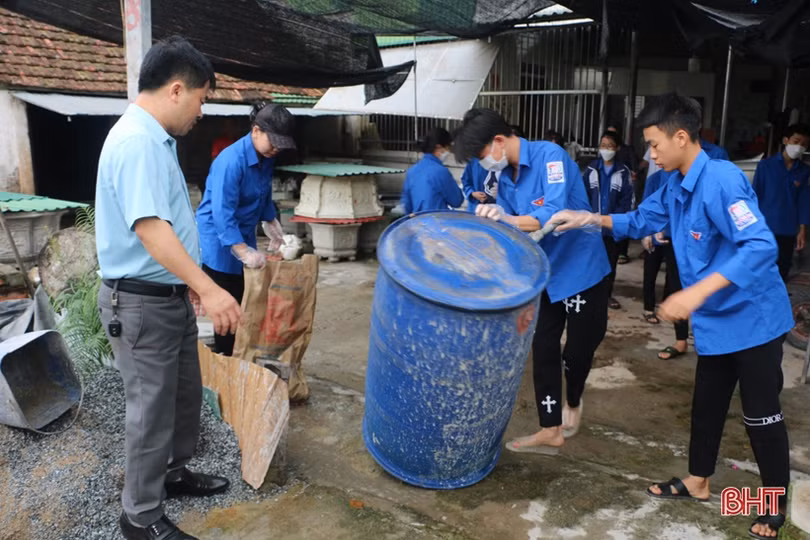 Ra quân thu gom phế thải, vệ sinh môi trường, phòng chống dịch sốt xuất huyết