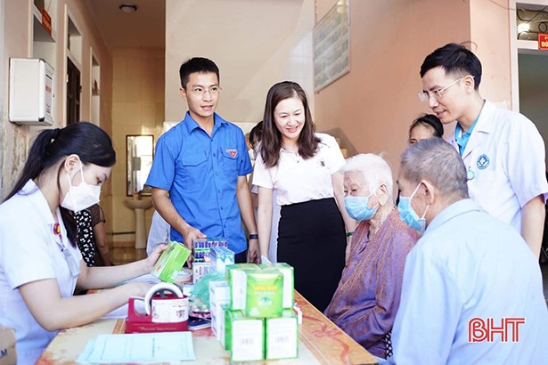Khám, cấp phát thuốc miễn phí cho người già, đối tượng chính sách ở TP Hà Tĩnh