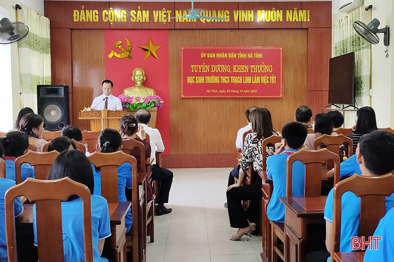 Chủ tịch UBND tỉnh Hà Tĩnh tặng bằng khen nam sinh nhặt được hơn 51 triệu đồng trả người đánh mất