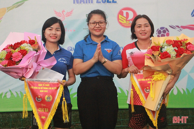Đội liên quân phường xã vô địch Giải Bóng đá nữ TP Hà Tĩnh