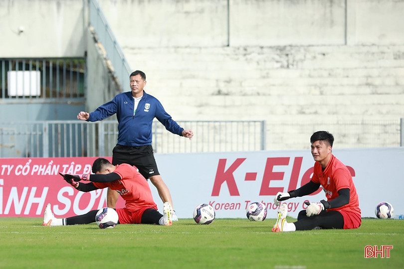 Thầy trò HLV Nguyễn Huy Hoàng tập làm quen sân Hà Tĩnh