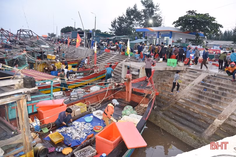 Ngư dân Lộc Hà hối hả bám biển vươn khơi sau mưa bão