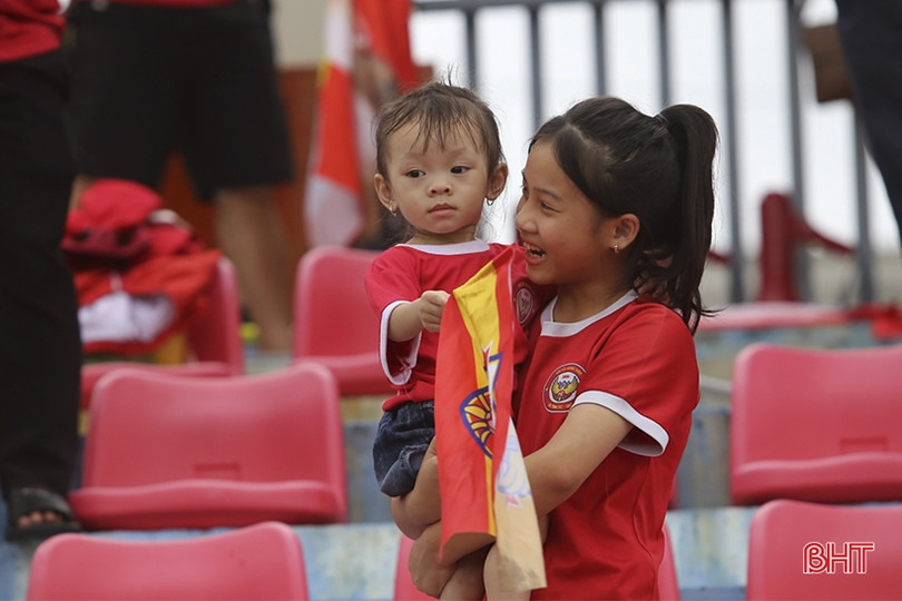 Cổ động viên cổ vũ đội nhà trước trận “derby xứ Nghệ”