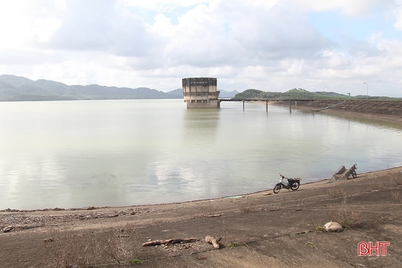 Xả tràn điều tiết nước hồ Kẻ Gỗ từ 16h chiều nay