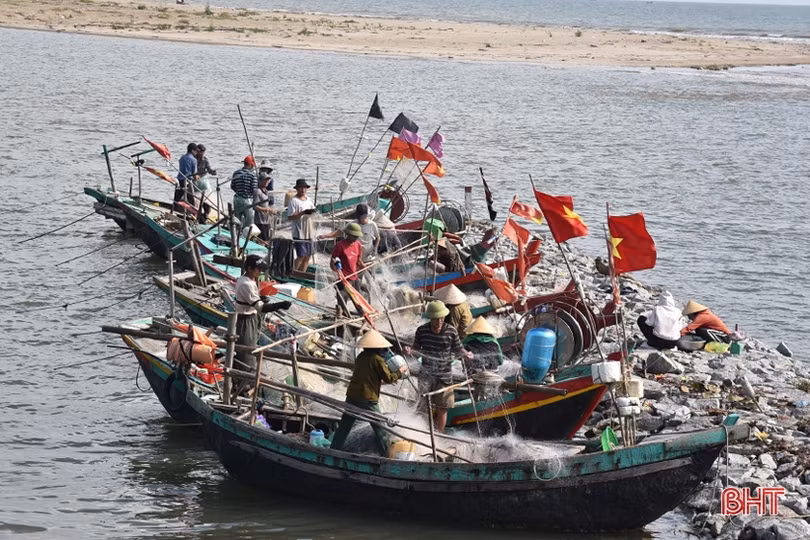 Ngư dân Lộc Hà hối hả bám biển vươn khơi sau mưa bão