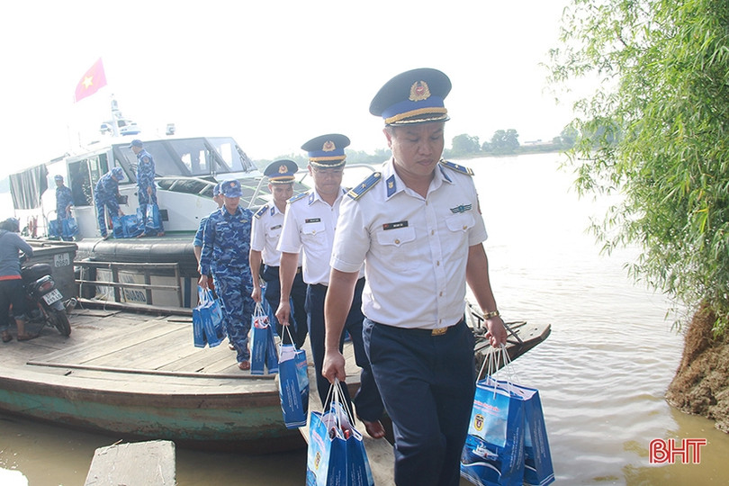 Bộ Tư lệnh Vùng cảnh sát biển 1 trao quà cho bà con “ốc đảo” Hồng Lam