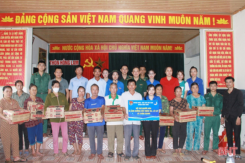 Trao nhu yếu phẩm thiết yếu hỗ trợ bà con vùng lũ Hồng Lam