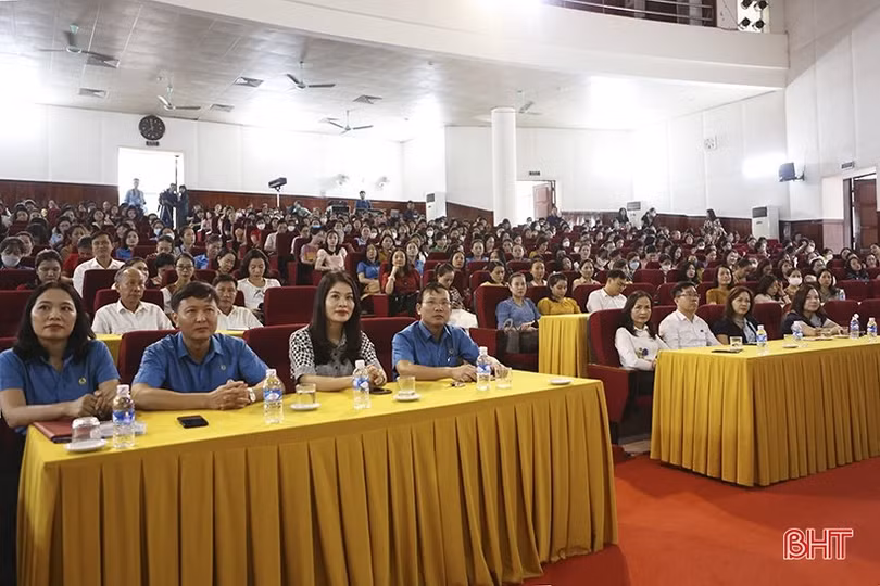 750 đoàn viên Công đoàn Viên chức Hà Tĩnh được tư vấn phương pháp dạy con trong đời sống hiện đại