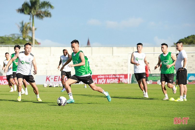 Thầy trò HLV Nguyễn Huy Hoàng tập làm quen sân Hà Tĩnh