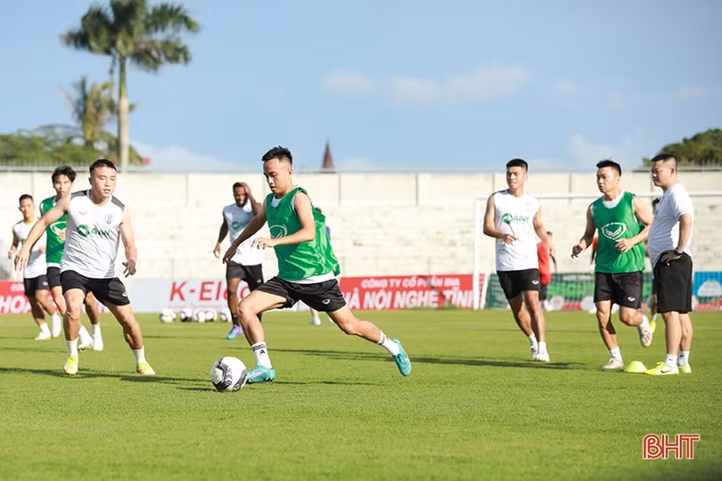 Thầy trò HLV Nguyễn Huy Hoàng tập làm quen sân Hà Tĩnh