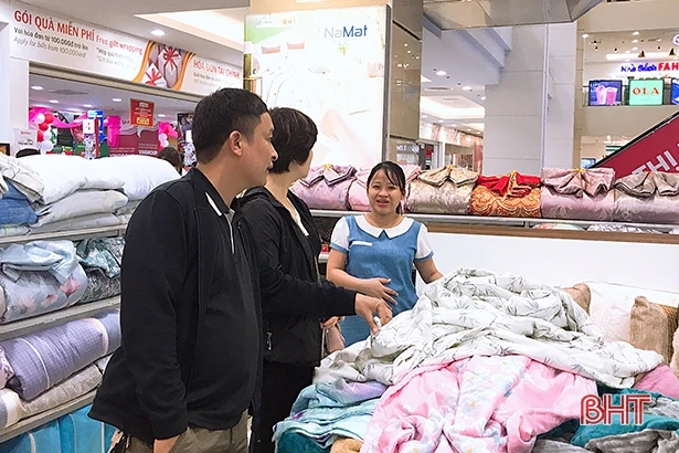  Nhộn nhịp săn “sale” dịp “Black Friday” tại TP Hà Tĩnh