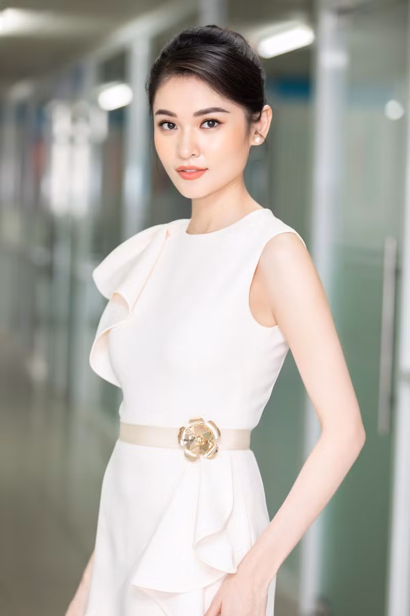 Á hậu Thùy Dung đẹp nền nã với váy trắng