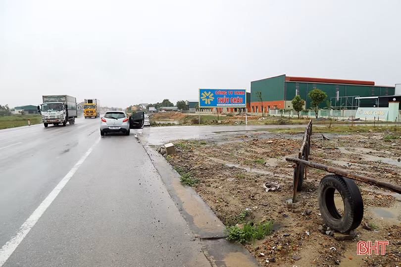 Thiếu đường gom trên QL 1A tuyến tránh TP Hà Tĩnh, nhiều doanh nghiệp “bất đắc dĩ” đấu nối trái phép!