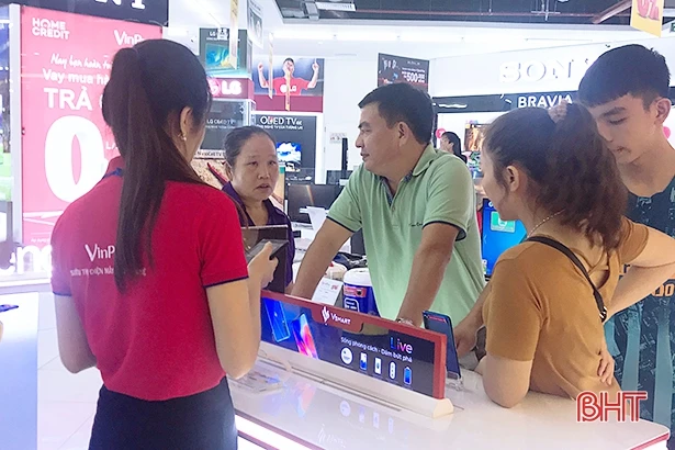  Nhộn nhịp săn “sale” dịp “Black Friday” tại TP Hà Tĩnh