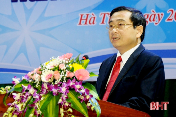 Học sinh, sinh viên Đại học Hà Tĩnh tri ân thầy cô trong ngày Nhà giáo Việt Nam