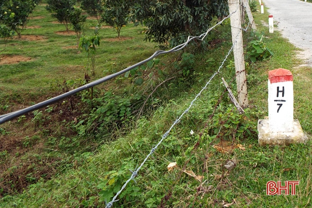 Nguy cơ mất an toàn khi công tơ điện mắc vào tường rào, cọc tiêu ở Can Lộc