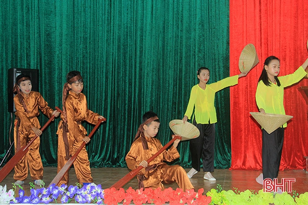 Học sinh Nghi Xuân hát dân ca tri ân thầy cô