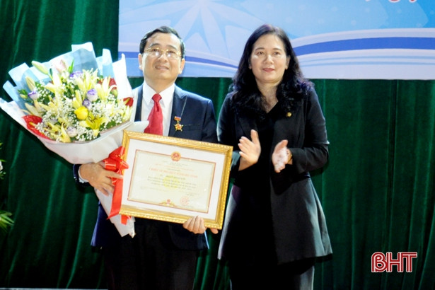 Học sinh, sinh viên Đại học Hà Tĩnh tri ân thầy cô trong ngày Nhà giáo Việt Nam