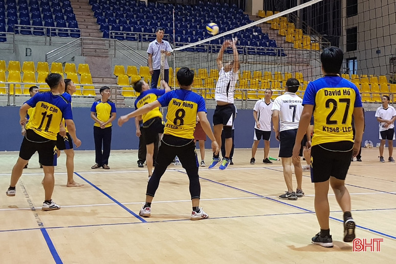 Hấp dẫn Giải Bóng chuyền mừng ngày 20/11 ở Trường Chính trị Trần Phú