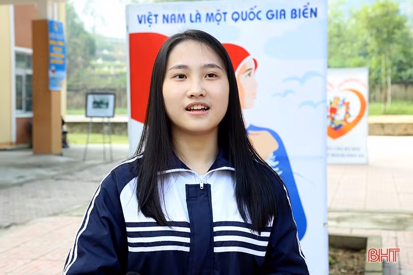 Học sinh Hương Sơn hào hứng với triển lãm “Hoàng Sa, Trường Sa của Việt Nam - những bằng chứng lịch sử và pháp lý”