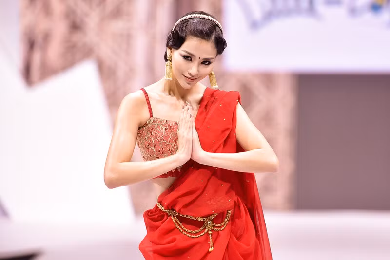 Hoa hậu Phương Khánh gợi cảm hóa cô dâu Ấn Độ diễn vedette