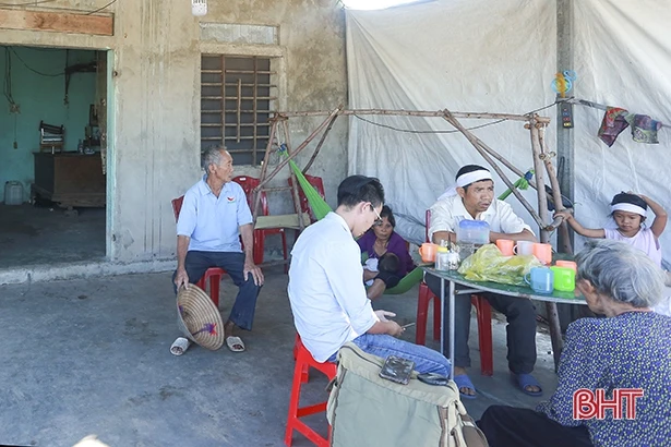 Mẹ đột ngột ra đi, 3 trẻ thơ ngơ ngác giữa muôn nỗi thiệt thòi