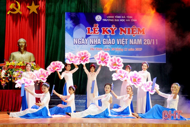 Học sinh, sinh viên Đại học Hà Tĩnh tri ân thầy cô trong ngày Nhà giáo Việt Nam