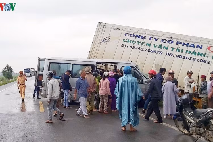 Xe container đâm xe khách chở 12 sư thầy và phật tử làm 2 người chết