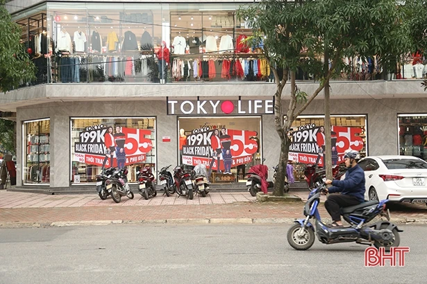  Nhộn nhịp săn “sale” dịp “Black Friday” tại TP Hà Tĩnh