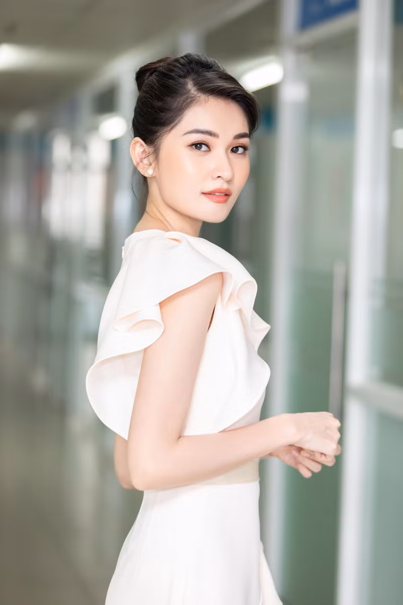 Á hậu Thùy Dung đẹp nền nã với váy trắng
