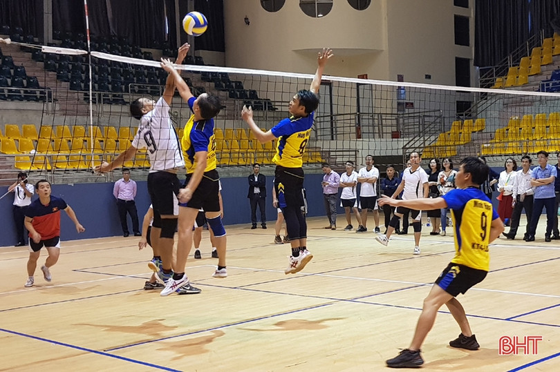 Hấp dẫn Giải Bóng chuyền mừng ngày 20/11 ở Trường Chính trị Trần Phú