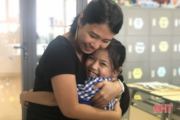 Giáo viên nước ngoài cảm động trước tấm lòng ngày 20/11 của học sinh Hà Tĩnh